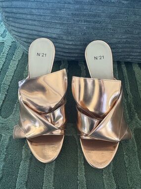 N°21 Rose Gold Metallic Knot Slide Mules
